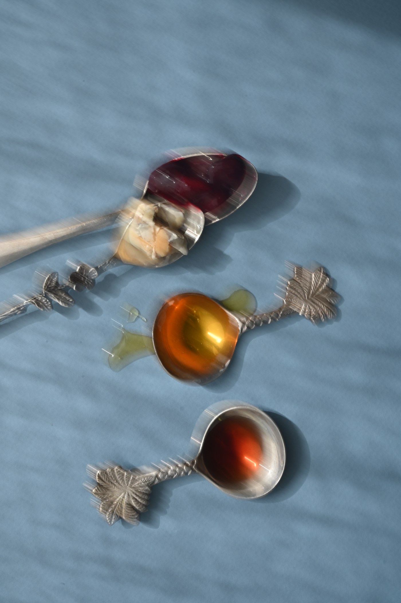 Three spoons — vinegar, honey, oil — laid out on linen